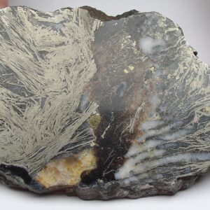 Federpyrit Pyrit in Quarz und Siderit von Neudorf Harz Sachsen-Anhalt Anschliff